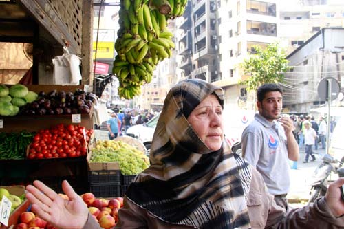 الحاجة أم حسن تتسوّق الخضار والحياة تستعيد عافيتها في الضاحية 